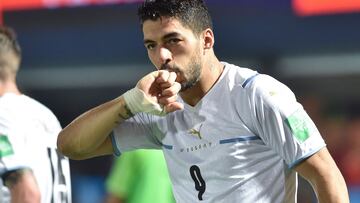 (FILES) This file photograph taken on January 27, 2022, shows Uruguay's Luis Suarez celebrating after scoring against Paraguay during their South American qualification football match for the FIFA World Cup Qatar 2022 at General Pablo Rojas Stadium in Asuncion. - Leading figures of a golden generation of Uruguay's national team, Suarez and Cavani form together an offensive duo since many years that will take part in its last World Cup in Qatar 2022. (Photo by DANIEL DUARTE / AFP)