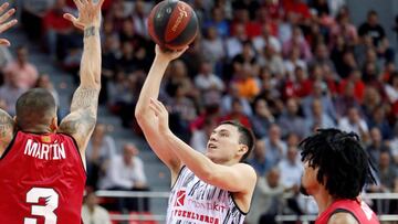 GRAF1788. ZARAGOZA, 21/10/2018.- El ala-pívot del Zaragoza, Nacho Martín (i), ante el escolta mexicano del Montakit Fuenlabrada, Francisco Cruz (c), durante el partido correspondiente a la quinta jornada de la Liga Endesa, disputado hoy en el pabellón de Zaragoza. EFE/ Javier Belver