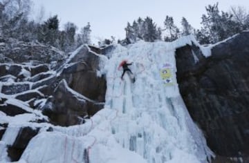 Participante del Campeonato de escalada en roca en el 'Stolby', reserva natural en Siberia, con una temperatura de -20 grados Celsius. 