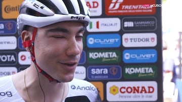El ciclista español Juan Ayuso, con el ojo totalmente hinchado, atiende a Eurosport antes de la decimoctava etapa del Giro de Italia