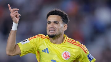 Luis Díaz de Colombia celebra un gol durante un partido por las eliminatorias sudamericanas para el Mundial 2026 entre las selecciones de Argentina y Colombia en el estadio Monumental en Buenos Aires (Argentina).