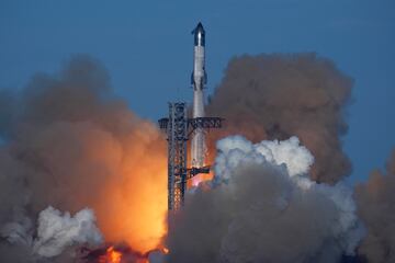 El megacohete Starship de SpaceX despega para un vuelo de prueba desde Starbase en Boca Chica, Texas.