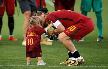 Un emocionado Totti se despide de su afición en su último partido con la Roma.