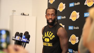 Patrick Beverley en una conferencia de prensa de los Lakers.