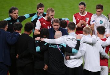 Franco Foda con sus jugadores momentos antes de comenzar la prórroga.