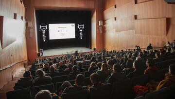 La Sala Baluarte de Pamplona llena durante una de las proyecciones del festival Skimetraje Play Pyrenees.