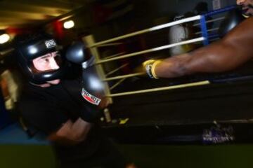 Cada día hay más adeptos al boxeo de cuello blanco, son combates entre ejecutivos que buscan desahogarse tras la jornada laboral. Frank O'Callaghan es uno de ellos. 