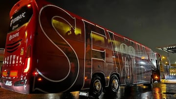 El autobús del Sevilla, en el aeropuerto de San Pablo.