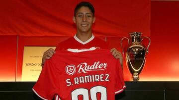 El lateral formado en Huachipato partió al Benfica B, filial de las 'Águilas', donde ha alternado en la titularidad. 