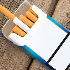 ¿Está prohibido fumar mientras conduces? Esto dice el Reglamento de la DGT con multas que pueden llegar a los 200 euros