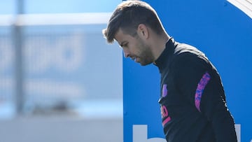 Barcelona&#039;s Spanish defender Gerard Pique arrives for a training session in Barcelona on October 19, 2021, on the eve of their UEFA Champions League first round Group E football match against Dynamo Kiev. (Photo by LLUIS GENE / AFP)