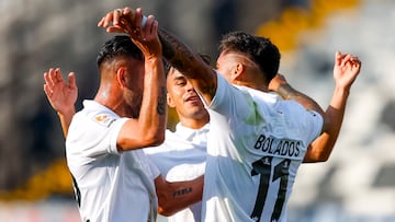 Futbol, Colo Colo vs Coquimbo
Fecha 9, Liga de Primera 2025.
El jugador de Colo Colo Marcos Bolados, festeja su gol durante junto a sus compañeros el partido de primera division disputado en el Estadio Monumental Davis Arellano, en Santiago de Chile.
26/04/2025
Pepe Alvujar/Photosport
Football, Colo Colo vs Coquimbo
9th turn, Division League 2025.
Colo Colo’s player Marcos Bolados, celebrates his goal with his teammates during the first division match at the Monumental Davis Arellano Stadium, in Santiago, Chile.
26/04/2025
Pepe Alvujar/Photosport