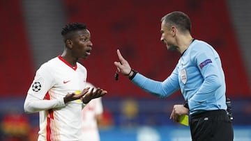 Soccer Football - Champions League - Round of 16 First Leg - RB Leipzig v Liverpool - Puskas Arena, Budapest, Hungary - February 16, 2021 RB Leipzig&#039;s Amadou Haidara is shown a yellow card by referee Slavko Vincic REUTERS/Bernadett Szabo