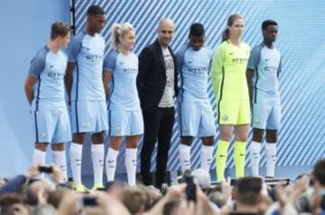 Pep Guardiola habló ante una multitud que le esperaba en el City Football Academy en Manchester.