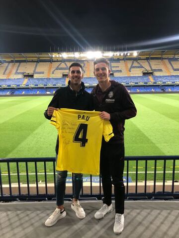 El atleta Pablo Torrijos posa con Pau Torres.