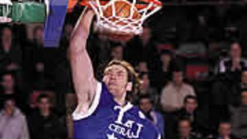 <B>MATADOR EN LA PINTURA.</b> El argentino Oberto y el resto de los pívots del Tau superaron con claridad el juego interior moscovita.