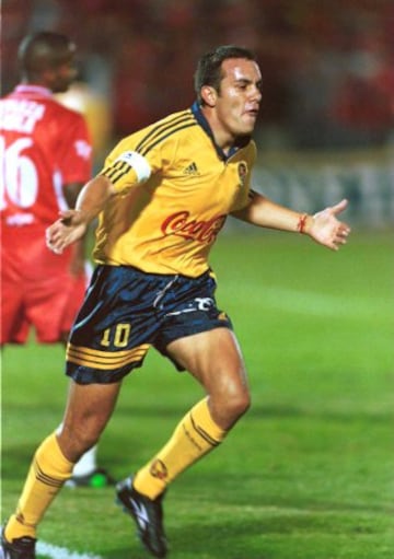 Fue el comandante del América en las ediciones del 2000 y 2007. En la primera de ellas, llevó a Las Águilas hasta semifinales, donde cayeron de último minuto contra Boca Juniors. En 2007 se quedó en la etapa de cuartos de final donde perdieron contra el Santos de Brasil. 