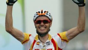 <b>Primer oro</b> Samuel Sánchez celebra su victoria en ciclismo en ruta.