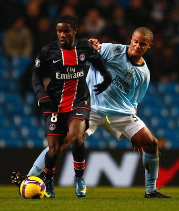 Tras su paso por la Bundesliga, arribó a la Premier League en el 2008, liga en la cual ha vestido únicamente la camiseta del Manchester City. El central belga ha ganado nueve títulos y fue escogido como el Jugador del Año de la Premier en 2012. 