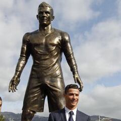 Retiran la estatua de Cristiano para exponerla en su museo