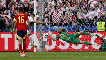Berlin (Germany), 15/06/2024.- Goalkeeper Unai Simon of Spain saves a penalty kick during the UEFA EURO 2024 group B match between Spain and Croatia in Berlin, Germany, 15 June 2024. (Croacia, Alemania, España) EFE/EPA/ROBERT GHEMENT
