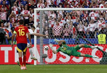 Berlin (Germany), 15/06/2024.- Goalkeeper Unai Simon of Spain saves a penalty kick during the UEFA EURO 2024 group B match between Spain and Croatia in Berlin, Germany, 15 June 2024. (Croacia, Alemania, España) EFE/EPA/ROBERT GHEMENT
