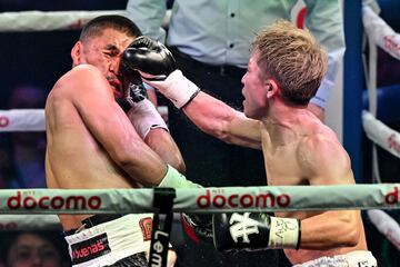 Momento en que Naoya Inoue le da un derechazo a su rival.