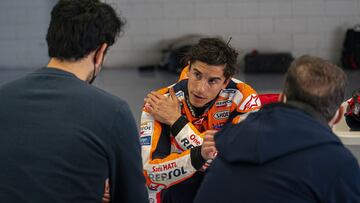 M&aacute;rquez dirigi&eacute;ndose a su fisio y a Alzamora en el test de ayer.