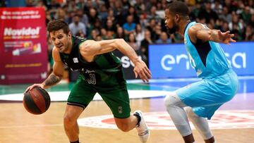 GRAF9856. BADALONA (BARCELONA), 26/05/2019.- El jugador del Divina Joventut Nico Laprovittola (i) conduce el balón ante la defensa de Omar Cook (d), del Movistar Estudiantes, durante el partido correspondiente a la trigésimo cuarta y última jornada de Liga Endesa, que ambos equipos han disputado este domingo en el Pabellón Municipal de Deportes de Badalona (Barcelona). EFE/Alejandro García.