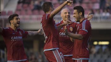 Los jugadores del Zaragoza celebran el 0-1 de Vinicius Araujo durante su partido ante el Barça B en la última jornada de La Liga 1,2,3.