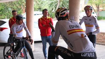 Momparler, junto a Cortina y Soler, antes de un entrenamiento de la Selección.