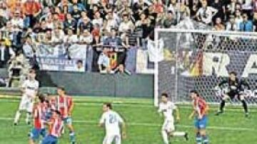 <b>TRES PUNTOS. </b>Guti, que unos minutos antes había estrellado una falta en el larguero, sorprendió con un pase a Sneijder y éste colocó el balón en la red ante el Atlético: 2-1.