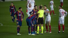 Los jugadores de FC Barcelona y Sevilla FC dialogan con el &aacute;rbitro del partido Jos&eacute; Mar&iacute;a S&aacute;nchez Mart&iacute;nez.