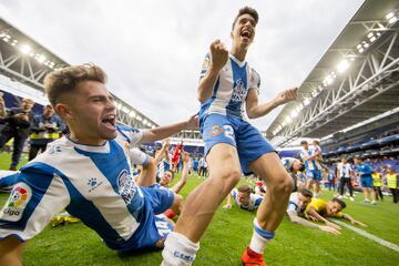 Doce años después el equipo catalán se ha clasificado para jugar la Europa League la próxima temporada. Afición y jugadores lo han celebrado a lo grande. En la foto, los pericos Melendo y Marc Roca. 