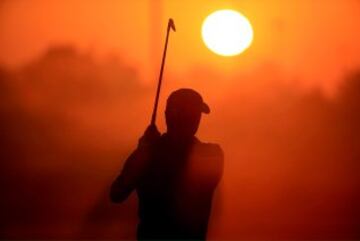 El estadounidense Jordan Spieth en el campo de prácticas del torneo de golf Abu Dhabi HSBC 2016. 