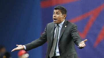 El t&eacute;cnico mexicano, Marco Antonio &#039;Chima&#039; Ruiz  da instrucciones a sus jugadores durante el partido que ha enfrentado a M&eacute;xico y Alemania en la fase de grupos del Mundial Sub-20 en Daejeon (Corea del Sur). EFE/Jeon Heon-Kyun