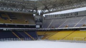 <b>MUCHO FRÍO. </b>Éste es el aspecto que presentaba ayer el césped donde el Sevilla disputará la ida de octavos de la Champions.