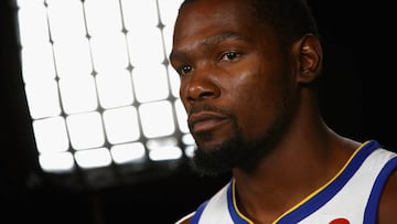 OAKLAND, CA - SEPTEMBER 22: Kevin Durant #35 of the Golden State Warriors is interviewed during the Golden State Warriors media day at Rakuten Performance Center on September 22, 2017 in Oakland, California. NOTE TO USER: User expressly acknowledges and agrees that, by downloading and or using this photograph, User is consenting to the terms and conditions of the Getty Images License Agreement.   Ezra Shaw/Getty Images/AFP
 == FOR NEWSPAPERS, INTERNET, TELCOS &amp; TELEVISION USE ONLY ==