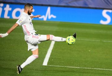  Benzema es uno de sus jugadores que amas u odias. Detrás ha tenido una legión de seguidores que adoran su estilo de juego, siempre elegante. Sin embargo, ha tenido la misma cantidad de haters que lo critican por su frialdad. También se pone en duda su posición. Es el delantero centro y así lo indica el nueve de su camiseta, pero actúa como un diez saliendo del área en numerosas ocasiones para ayudar en la creación de ocasiones. Esto ha enamorado a muchos y ha desquiciado a otros tantos, que le piden más presencia en el área rival. Sin embargo, en los últimos años, su rendimiento ha hecho cambiar de opinión a muchos de esos críticos.