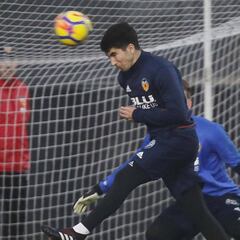 Carlos Soler regresa a la lista para el partido contra el Madrid