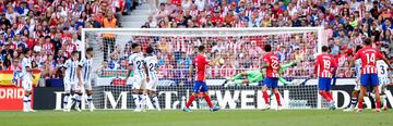 Jugada ensayada en la que Koke la deja pasar para el argentino, que dispara desde la frontal al palo con colocación.