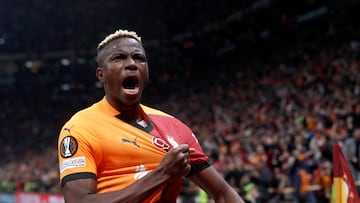 Victor Osimhen celebra un gol.