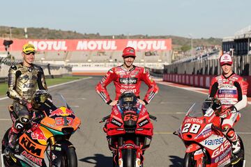 El campeón del mundo de Moto2, Augusto Fernández, el campeón del mundo de MotoGP, el piloto italiano de Ducati, Francesco Bagnaia, y el campeón del mundo de Moto3, el piloto español del equipo Aspar Gaviota GASGAS Izan Guevara, posan para las fotos después de la carrera del Gran Premio de MotoGP de Valencia en el Ricardo