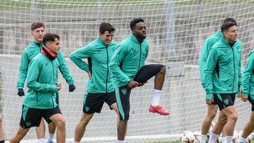 GRAFCAV63106. LEZAMA (VIZCAYA).- El delantero del Athletic de Bilbao Iñaki Williams (c), que terminó el último encuentro con molestias, ha realizado ejercicios con el grupo durante el entrenamiento celebrado este miércoles en Lezama previo al partido de la Liga Europa que Athletic Club y el Glasgow Rangers disputarán mañana en el estadio de San Mamés. EFE/Javier Zorrilla