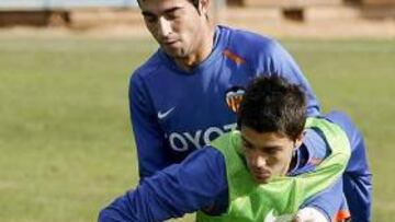 <b>NO SE EJERCITÓ.</b> Raúl Albiol no se ejercitó a las órdenes del técnico del Valencia, ''Voro'' González, al sufrir un virus intestinal y se volvió a casa tras acudir a la Ciudad Deportiva de Paterna.