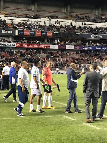 El Estadio Corregidora reunió a grandes ex Estrellas de América y de Europa, por ello te presentamos las mejores imágenes que dejó este duelo.