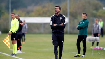 Álvaro Arbeloa, entrenador del Juvenil A del Real Madrid, da instrucciones a sus jugadores en un partido de la Youth League.
