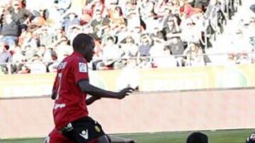 <b>RAMIS SUJETÓ EL BALÓN CON LAS MANOS. </b>En el minuto 52, se produce una melé sobre la línea de gol bermellona tras un remate de Adrián. El esférico se queda en la línea y Falcao intenta marcar, pero el balón no supera a Ramis ya que lo tiene sujeto con un brazo sobre la línea. Penalti y expulsión del central.