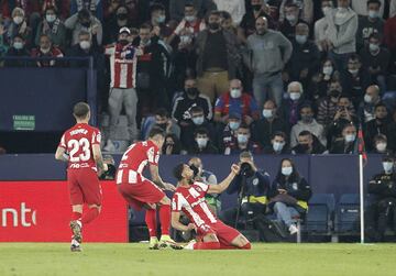 Cunha volvió a adelantar al Atlético al anotar el 1-2.