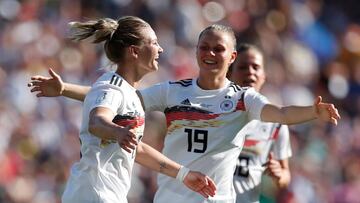 EPA1633. MONTPELLIER (FRANCIA), 17/06/2019.- Las delanteras de la selecci&oacute;n alemana de f&uacute;tbol Alexandra Popp (i) y Klara B&uuml;hl celebran la victoria sobre Sud&aacute;frica por 4-0 durante su durante su encuentro correspondiente al grupo B